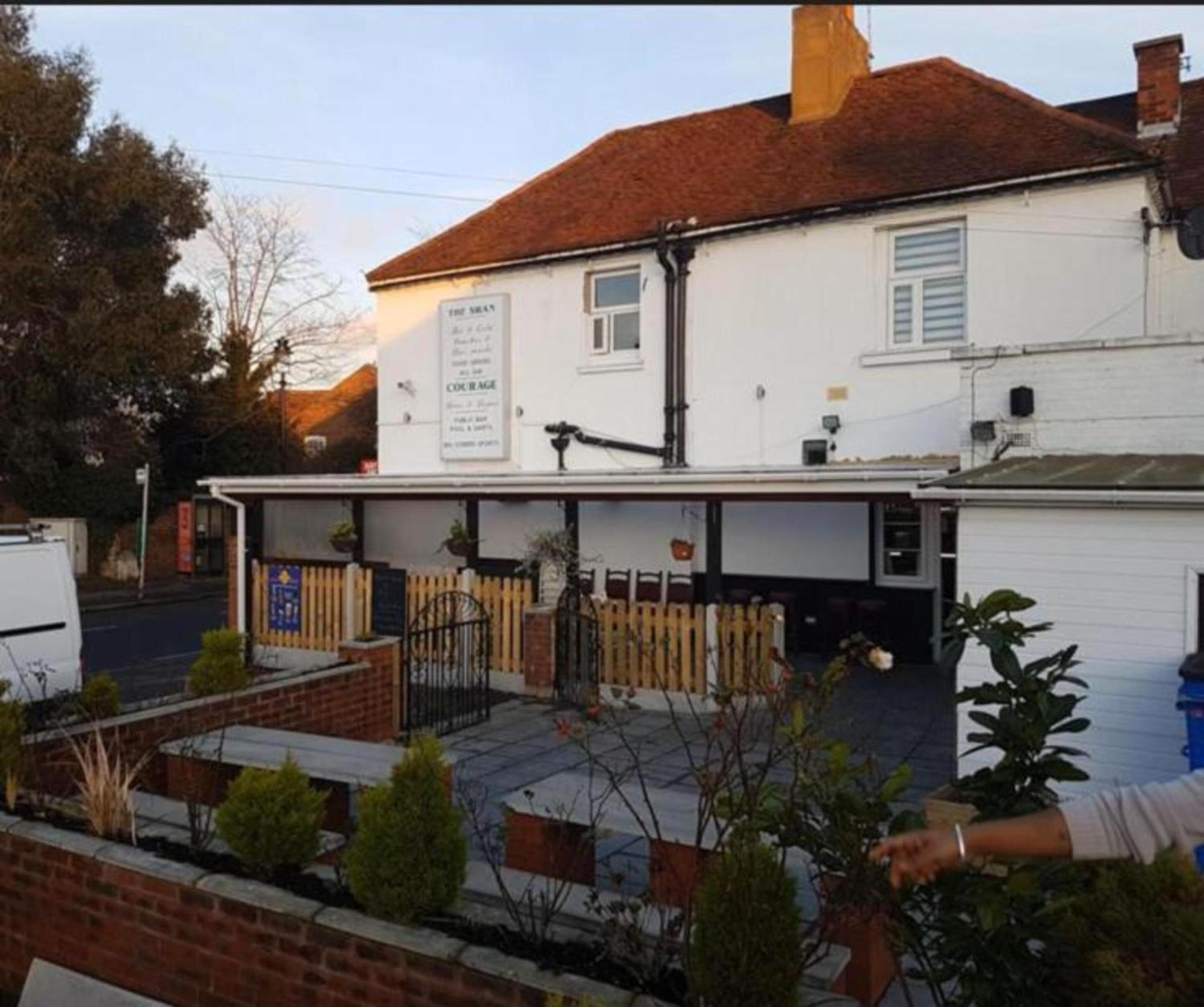 Swan Inn, Heathrow Airport 斯坦维尔 外观 照片